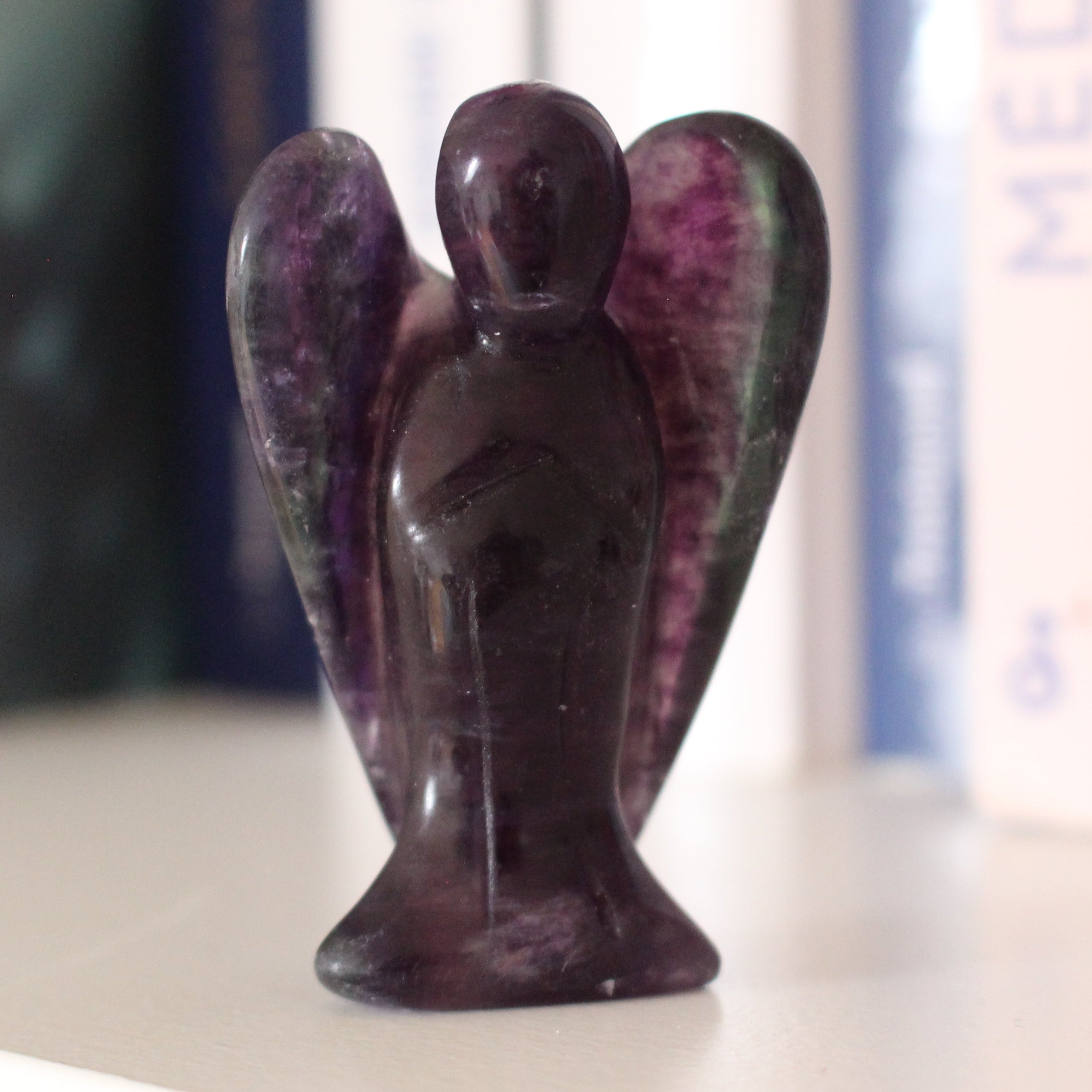 Ange sculpté main en fluorine multicolore naturelle qualité A, 5cm, 48g. Pierre harmonisante, clarté mentale et protection douce. Pièce unique, origine Chine.
