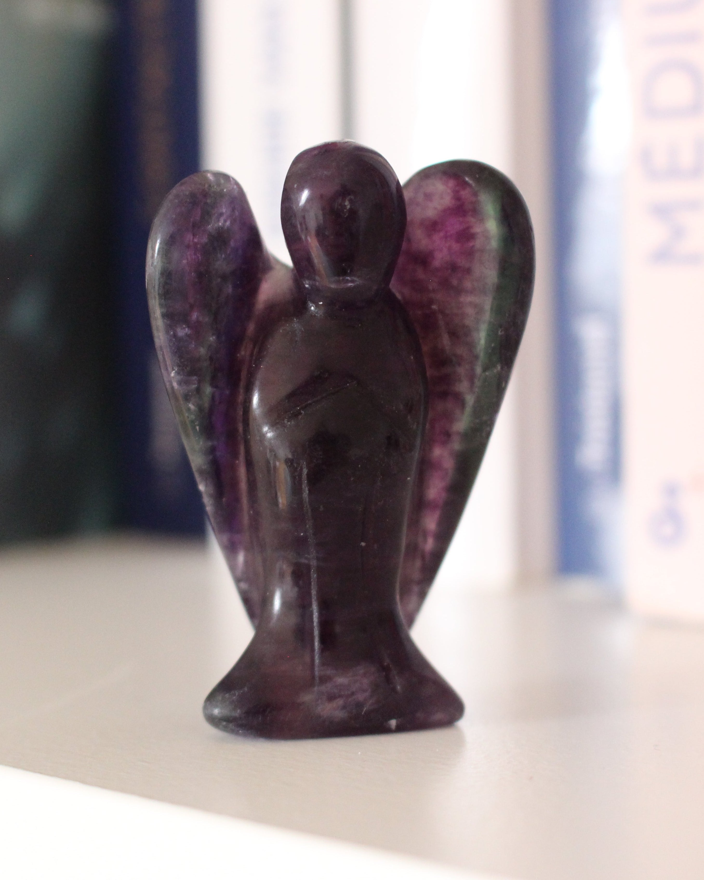 Ange sculpté main en fluorine multicolore naturelle qualité A, 5cm, 48g. Pierre harmonisante, clarté mentale et protection douce. Pièce unique, origine Chine.
