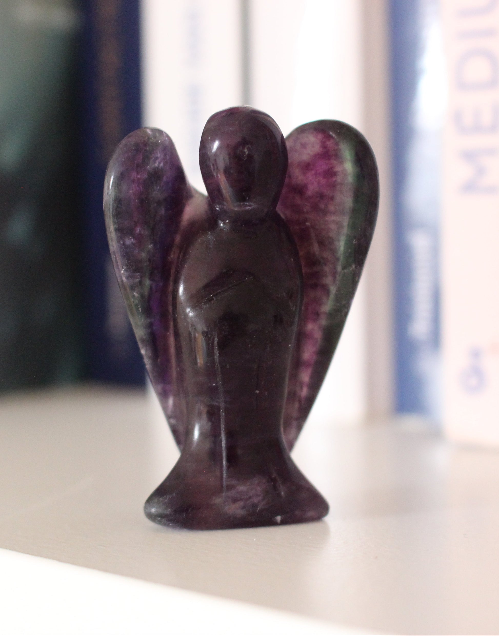 Ange sculpté main en fluorine multicolore naturelle qualité A, 5cm, 48g. Pierre harmonisante, clarté mentale et protection douce. Pièce unique, origine Chine.

