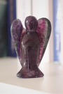 Ange sculpté main en fluorine multicolore naturelle qualité A, 5cm, 48g. Pierre harmonisante, clarté mentale et protection douce. Pièce unique, origine Chine.
