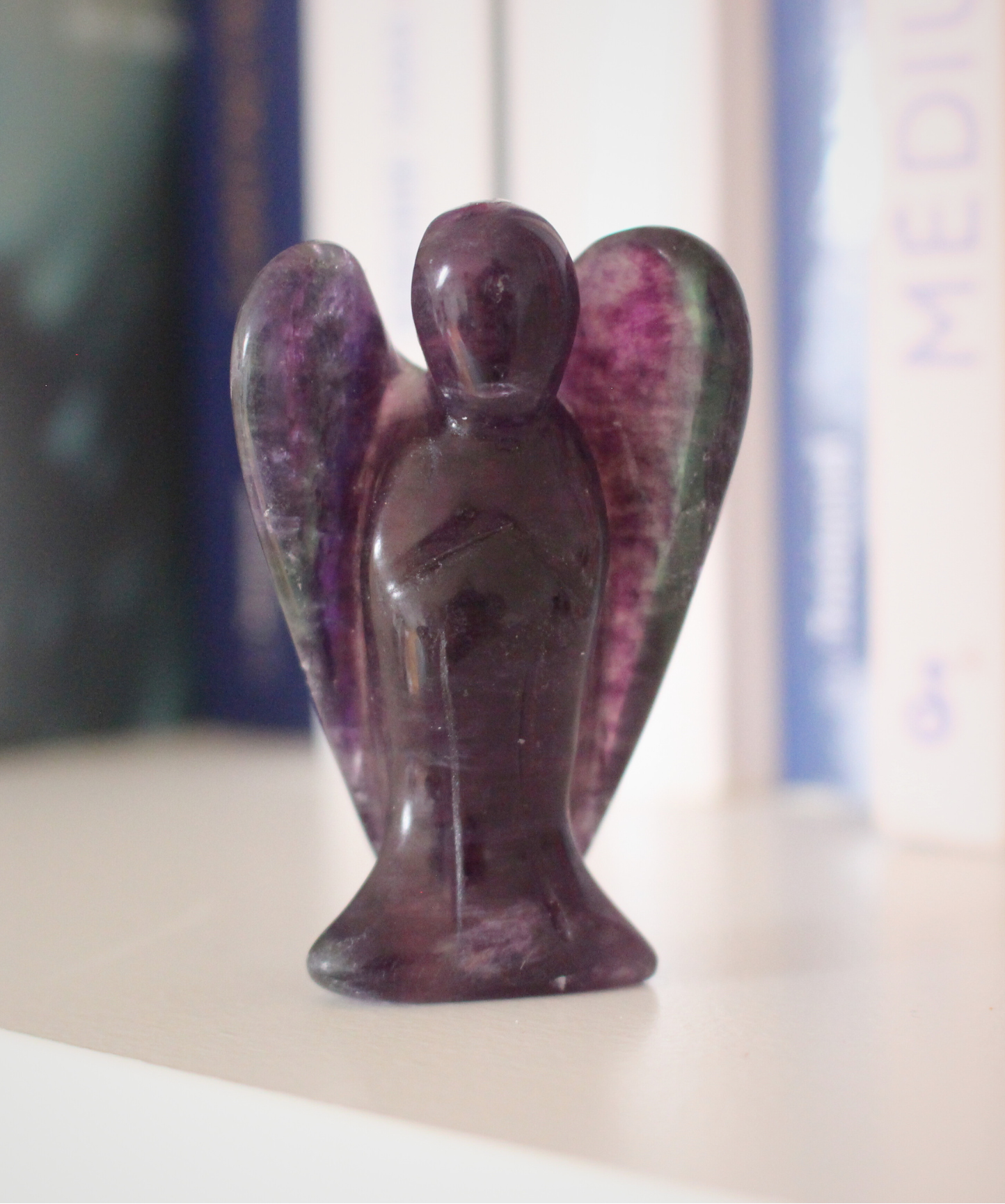 Ange sculpté main en fluorine multicolore naturelle qualité A, 5cm, 48g. Pierre harmonisante, clarté mentale et protection douce. Pièce unique, origine Chine.
