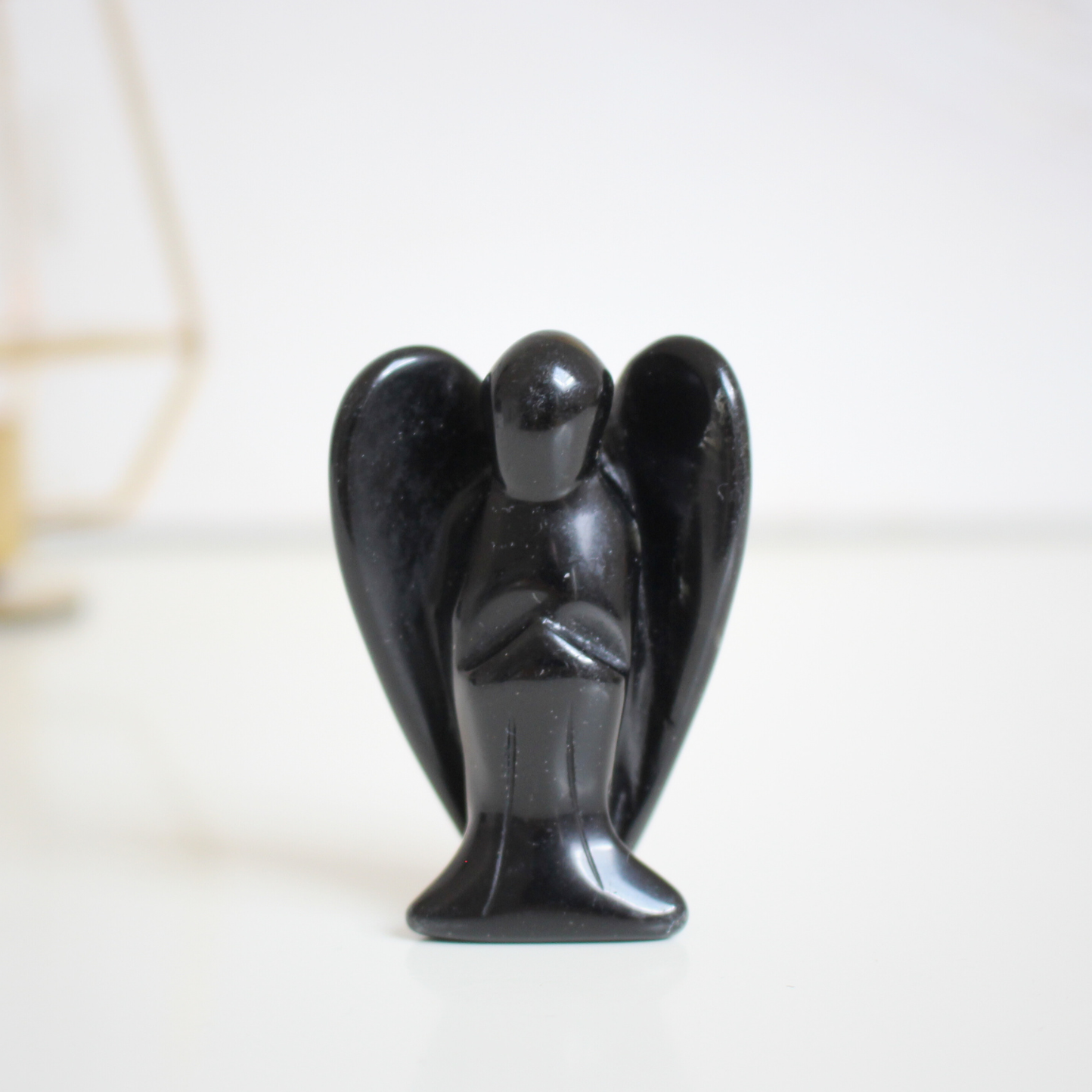 Sculpté dans une obsidienne noire naturelle de qualité A, cet ange de 5 cm est une pièce à la fois symbolique et énergétique. Brillant, lisse et profond, il incarne la protection spirituelle et l’ancrage. Fabriqué à la main à partir d’un minéral volcanique riche en silice, cet ange en pierre est idéal pour accompagner vos rituels, vos méditations ou simplement pour harmoniser un espace de vie ou un autel.
