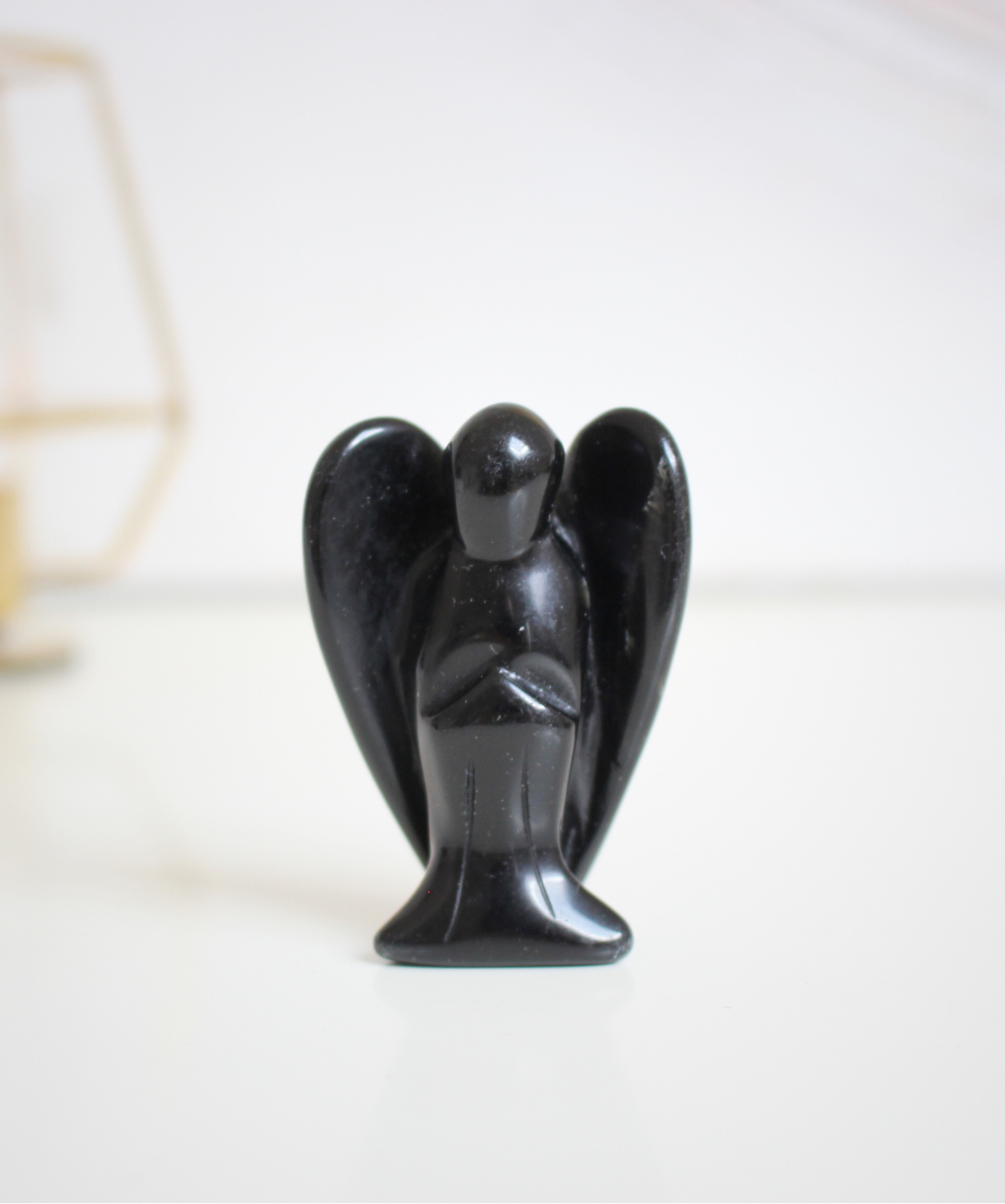 Sculpté dans une obsidienne noire naturelle de qualité A, cet ange de 5 cm est une pièce à la fois symbolique et énergétique. Brillant, lisse et profond, il incarne la protection spirituelle et l’ancrage. Fabriqué à la main à partir d’un minéral volcanique riche en silice, cet ange en pierre est idéal pour accompagner vos rituels, vos méditations ou simplement pour harmoniser un espace de vie ou un autel.