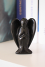 Sculpté dans une obsidienne noire naturelle de qualité A, cet ange de 5 cm est une pièce à la fois symbolique et énergétique. Brillant, lisse et profond, il incarne la protection spirituelle et l’ancrage. Fabriqué à la main à partir d’un minéral volcanique riche en silice, cet ange en pierre est idéal pour accompagner vos rituels, vos méditations ou simplement pour harmoniser un espace de vie ou un autel.