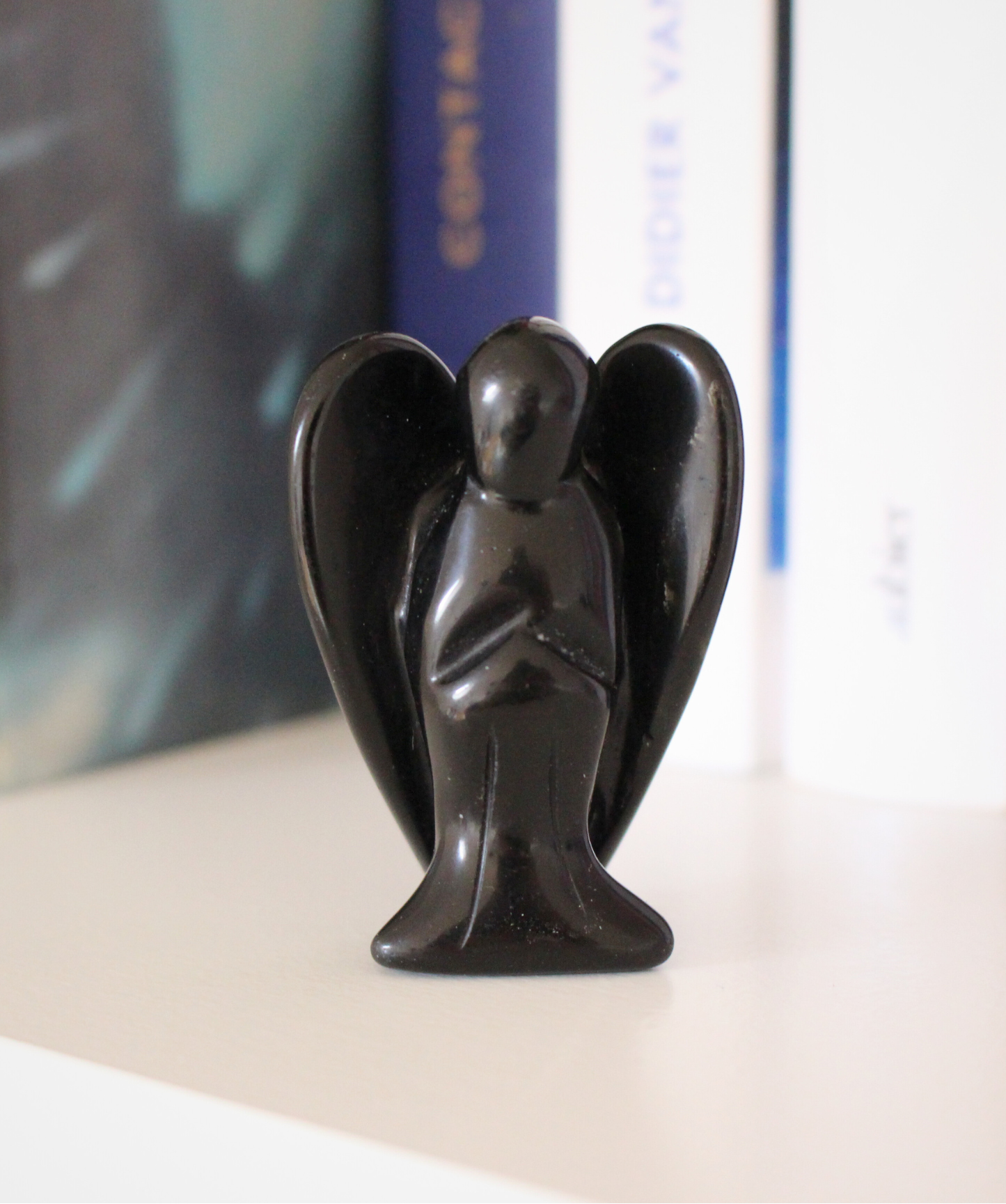 Sculpté dans une obsidienne noire naturelle de qualité A, cet ange de 5 cm est une pièce à la fois symbolique et énergétique. Brillant, lisse et profond, il incarne la protection spirituelle et l’ancrage. Fabriqué à la main à partir d’un minéral volcanique riche en silice, cet ange en pierre est idéal pour accompagner vos rituels, vos méditations ou simplement pour harmoniser un espace de vie ou un autel.