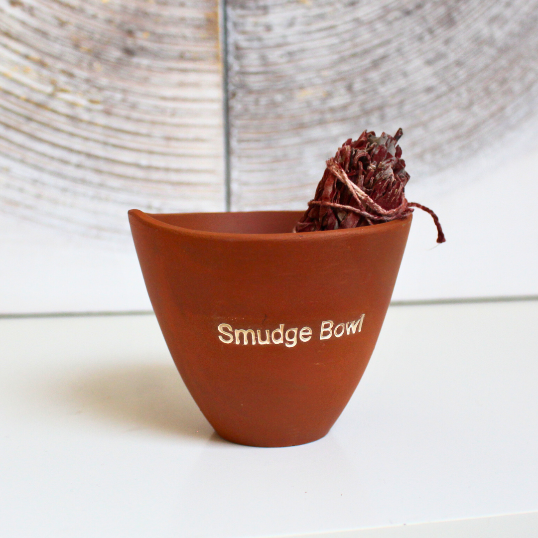 Ce smudge bowl est spécialement conçu pour accompagner vos bâtons de fumigation lors de vos rituels de purification et de nettoyage énergétique.
Il permet de recueillir les cendres en toute sécurité.
