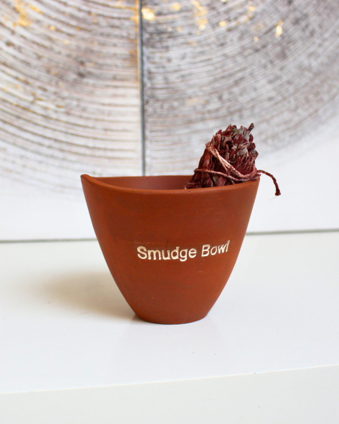 Ce smudge bowl est spécialement conçu pour accompagner vos bâtons de fumigation lors de vos rituels de purification et de nettoyage énergétique.
Il permet de recueillir les cendres en toute sécurité.
