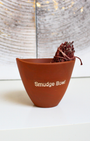Ce smudge bowl est spécialement conçu pour accompagner vos bâtons de fumigation lors de vos rituels de purification et de nettoyage énergétique.
Il permet de recueillir les cendres en toute sécurité.
