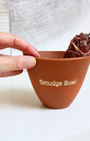 Ce smudge bowl est spécialement conçu pour accompagner vos bâtons de fumigation lors de vos rituels de purification et de nettoyage énergétique.
Il permet de recueillir les cendres en toute sécurité.
