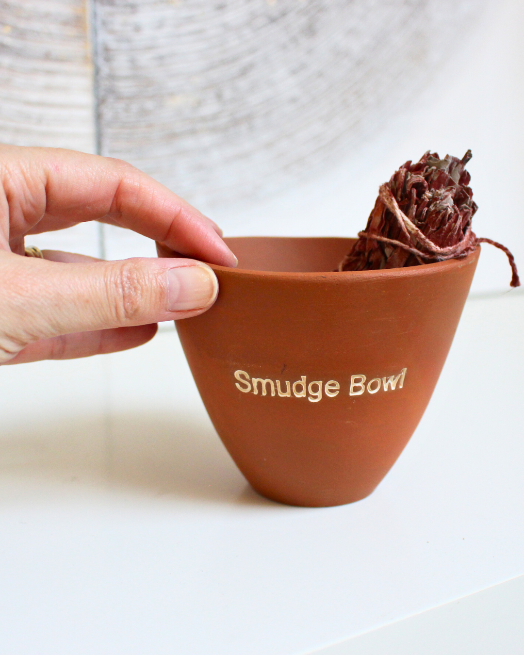 Ce smudge bowl est spécialement conçu pour accompagner vos bâtons de fumigation lors de vos rituels de purification et de nettoyage énergétique.
Il permet de recueillir les cendres en toute sécurité.

