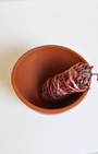 Ce smudge bowl est spécialement conçu pour accompagner vos bâtons de fumigation lors de vos rituels de purification et de nettoyage énergétique.
Il permet de recueillir les cendres en toute sécurité.