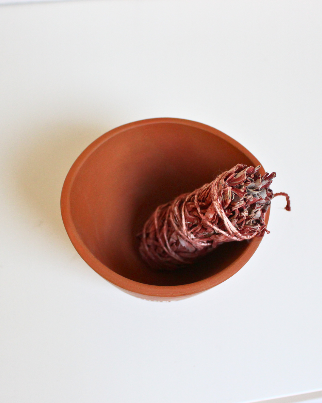 Ce smudge bowl est spécialement conçu pour accompagner vos bâtons de fumigation lors de vos rituels de purification et de nettoyage énergétique.
Il permet de recueillir les cendres en toute sécurité.