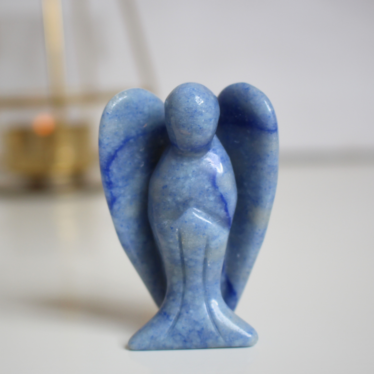 Sculpté à la main dans une aventurine bleue naturelle du Brésil, cet ange de 5 cm incarne la douceur, la sérénité et la communication bienveillante. Sa couleur bleue apaisante en fait une pièce décorative autant qu’un support énergétique puissant. Il est idéal pour favoriser l’expression, apaiser le stress et prendre du recul. 