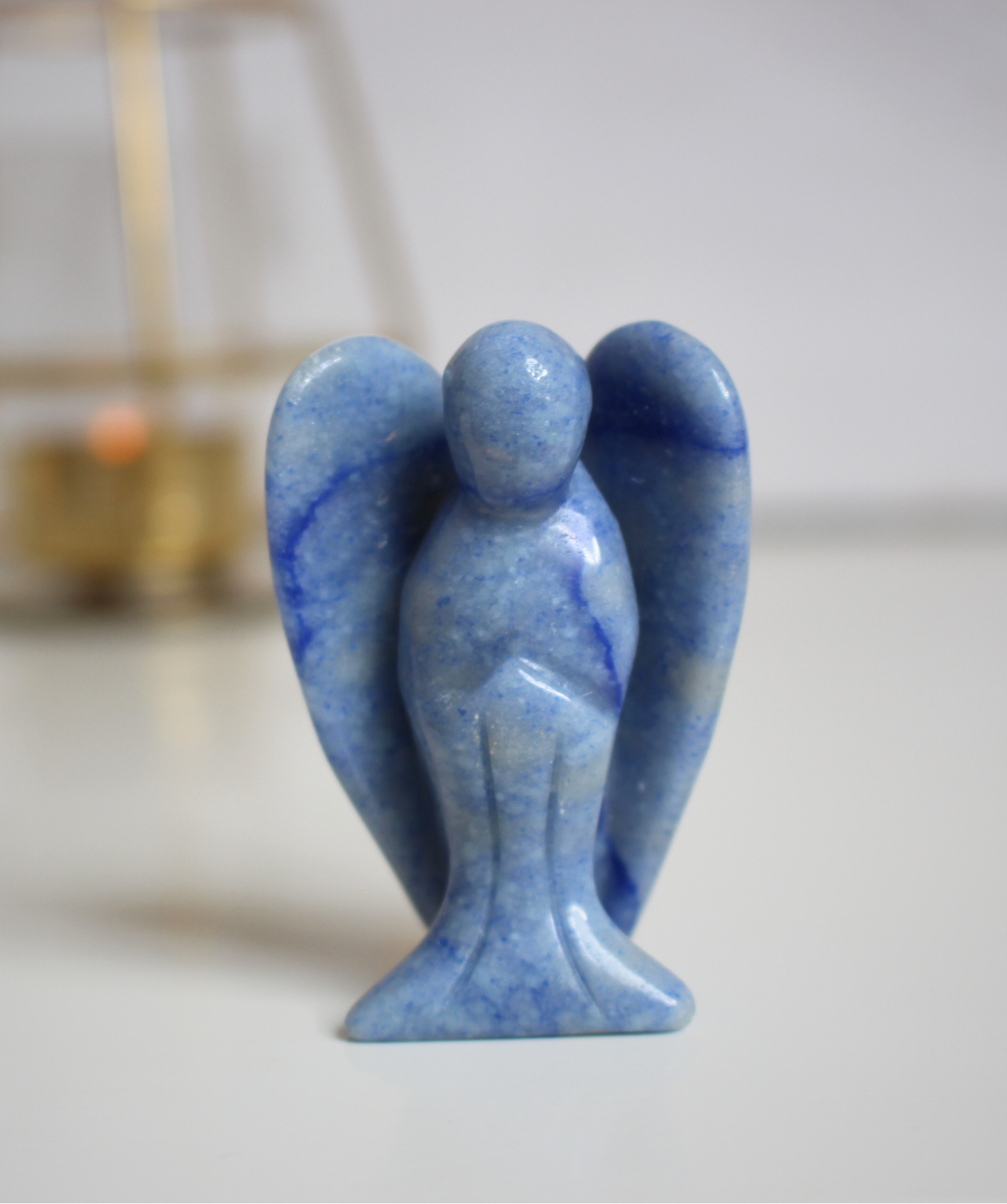 Sculpté à la main dans une aventurine bleue naturelle du Brésil, cet ange de 5 cm incarne la douceur, la sérénité et la communication bienveillante. Sa couleur bleue apaisante en fait une pièce décorative autant qu’un support énergétique puissant. Il est idéal pour favoriser l’expression, apaiser le stress et prendre du recul. 