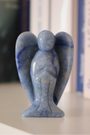 Sculpté à la main dans une aventurine bleue naturelle du Brésil, cet ange de 5 cm incarne la douceur, la sérénité et la communication bienveillante. Sa couleur bleue apaisante en fait une pièce décorative autant qu’un support énergétique puissant. Il est idéal pour favoriser l’expression, apaiser le stress et prendre du recul. 