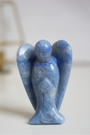 Sculpté à la main dans une aventurine bleue naturelle du Brésil, cet ange de 5 cm incarne la douceur, la sérénité et la communication bienveillante. Sa couleur bleue apaisante en fait une pièce décorative autant qu’un support énergétique puissant. Il est idéal pour favoriser l’expression, apaiser le stress et prendre du recul. 