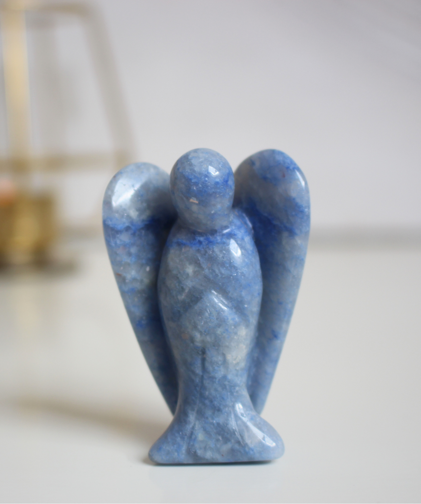 Sculpté à la main dans une aventurine bleue naturelle du Brésil, cet ange de 5 cm incarne la douceur, la sérénité et la communication bienveillante. Sa couleur bleue apaisante en fait une pièce décorative autant qu’un support énergétique puissant. Il est idéal pour favoriser l’expression, apaiser le stress et prendre du recul. 