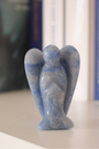 Sculpté à la main dans une aventurine bleue naturelle du Brésil, cet ange de 5 cm incarne la douceur, la sérénité et la communication bienveillante. Sa couleur bleue apaisante en fait une pièce décorative autant qu’un support énergétique puissant. Il est idéal pour favoriser l’expression, apaiser le stress et prendre du recul. 