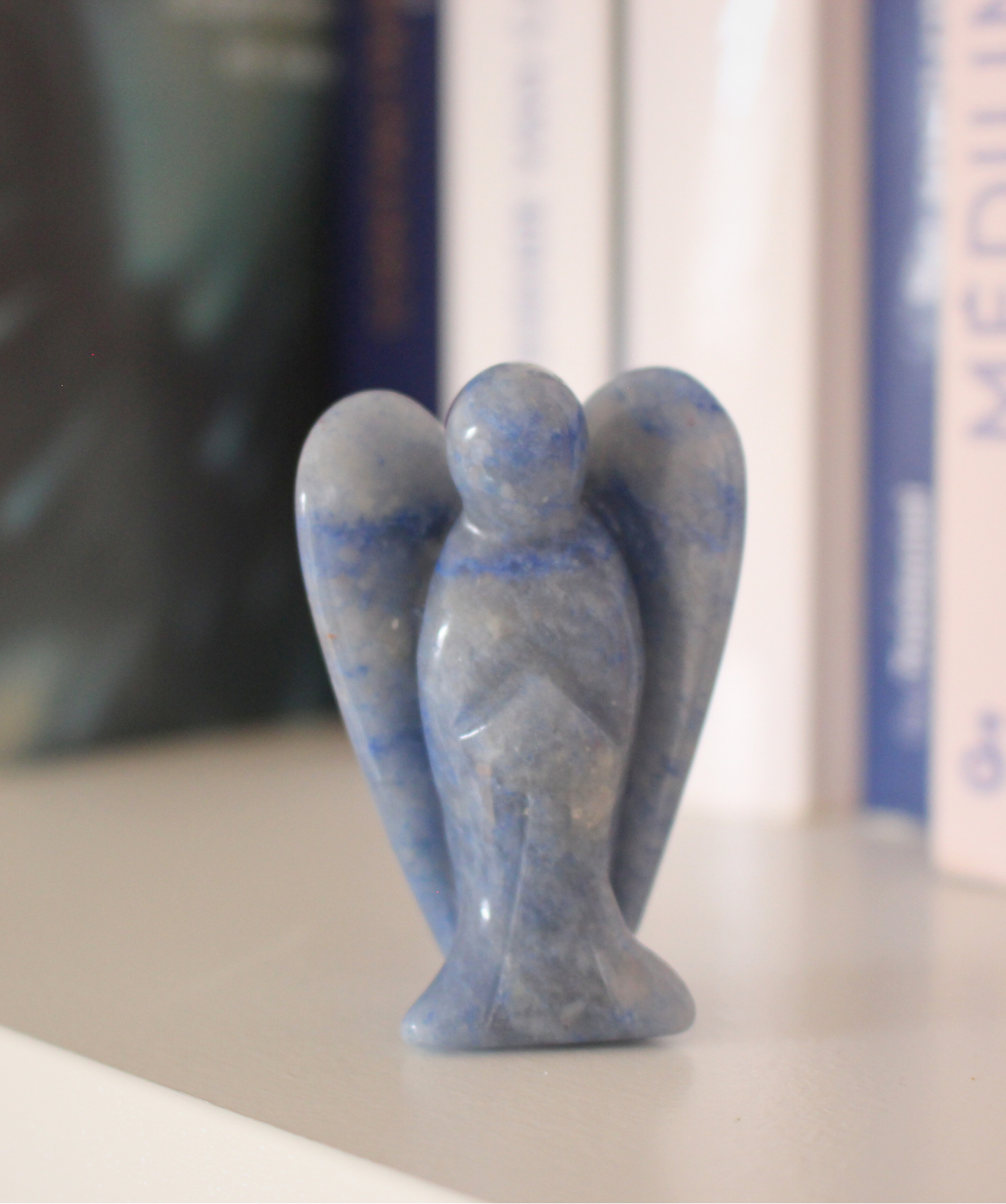 Sculpté à la main dans une aventurine bleue naturelle du Brésil, cet ange de 5 cm incarne la douceur, la sérénité et la communication bienveillante. Sa couleur bleue apaisante en fait une pièce décorative autant qu’un support énergétique puissant. Il est idéal pour favoriser l’expression, apaiser le stress et prendre du recul. 