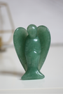 Sculpté à la main dans une aventurine verte naturelle de qualité A, cet ange de 5 cm incarne l’harmonie, la chance et la guérison du cœur. L’aventurine verte est une pierre porte bonheur. Parfaite pour accompagner vos méditations, apaiser un lieu ou offrir un soutien énergétique au quotidien, cet ange en pierre naturelle trouvera facilement sa place dans un intérieur ou sur un autel.