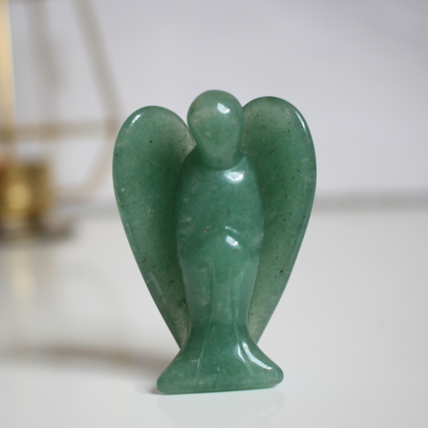 Sculpté à la main dans une aventurine verte naturelle de qualité A, cet ange de 5 cm incarne l’harmonie, la chance et la guérison du cœur. L’aventurine verte est une pierre porte bonheur. Parfaite pour accompagner vos méditations, apaiser un lieu ou offrir un soutien énergétique au quotidien, cet ange en pierre naturelle trouvera facilement sa place dans un intérieur ou sur un autel.