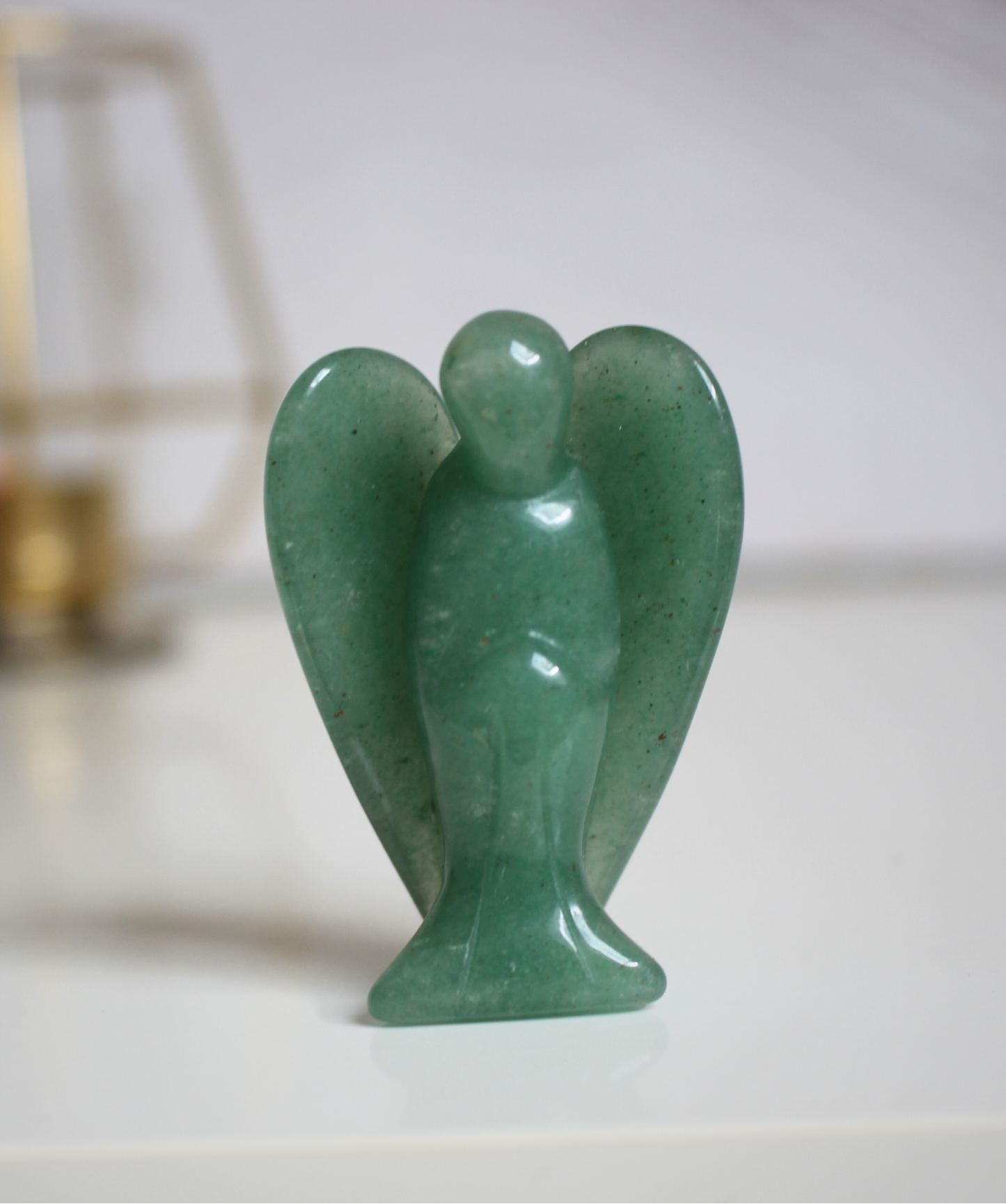 Sculpté à la main dans une aventurine verte naturelle de qualité A, cet ange de 5 cm incarne l’harmonie, la chance et la guérison du cœur. L’aventurine verte est une pierre porte bonheur. Parfaite pour accompagner vos méditations, apaiser un lieu ou offrir un soutien énergétique au quotidien, cet ange en pierre naturelle trouvera facilement sa place dans un intérieur ou sur un autel.