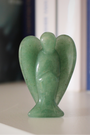 Sculpté à la main dans une aventurine verte naturelle de qualité A, cet ange de 5 cm incarne l’harmonie, la chance et la guérison du cœur. L’aventurine verte est une pierre porte bonheur. Parfaite pour accompagner vos méditations, apaiser un lieu ou offrir un soutien énergétique au quotidien, cet ange en pierre naturelle trouvera facilement sa place dans un intérieur ou sur un autel.