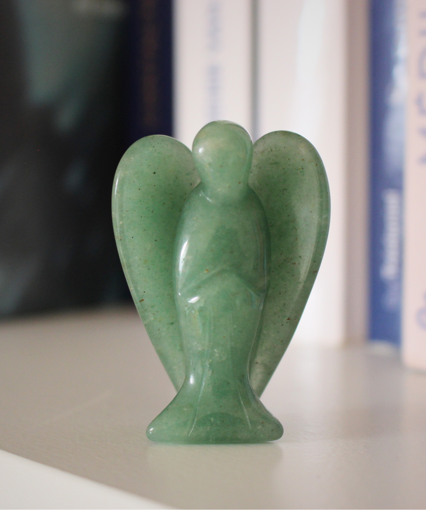 Sculpté à la main dans une aventurine verte naturelle de qualité A, cet ange de 5 cm incarne l’harmonie, la chance et la guérison du cœur. L’aventurine verte est une pierre porte bonheur. Parfaite pour accompagner vos méditations, apaiser un lieu ou offrir un soutien énergétique au quotidien, cet ange en pierre naturelle trouvera facilement sa place dans un intérieur ou sur un autel.