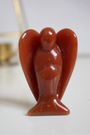 Sculpté dans une cornaline naturelle de qualité A+, cet ange de 5 cm incarne la chaleur, le courage et la vitalité. Sa teinte rouge orangée vibrante et sa forme douce en font une pièce précieuse à la fois symbolique et énergétique. Chaque ange est unique, façonné à la main à partir de cornaline naturelle, sans traitement. Idéal pour les rituels, la méditation ou comme objet de décoration spirituelle, cet ange favorise l’ancrage, la joie de vivre et la circulation de l’énergie vitale.