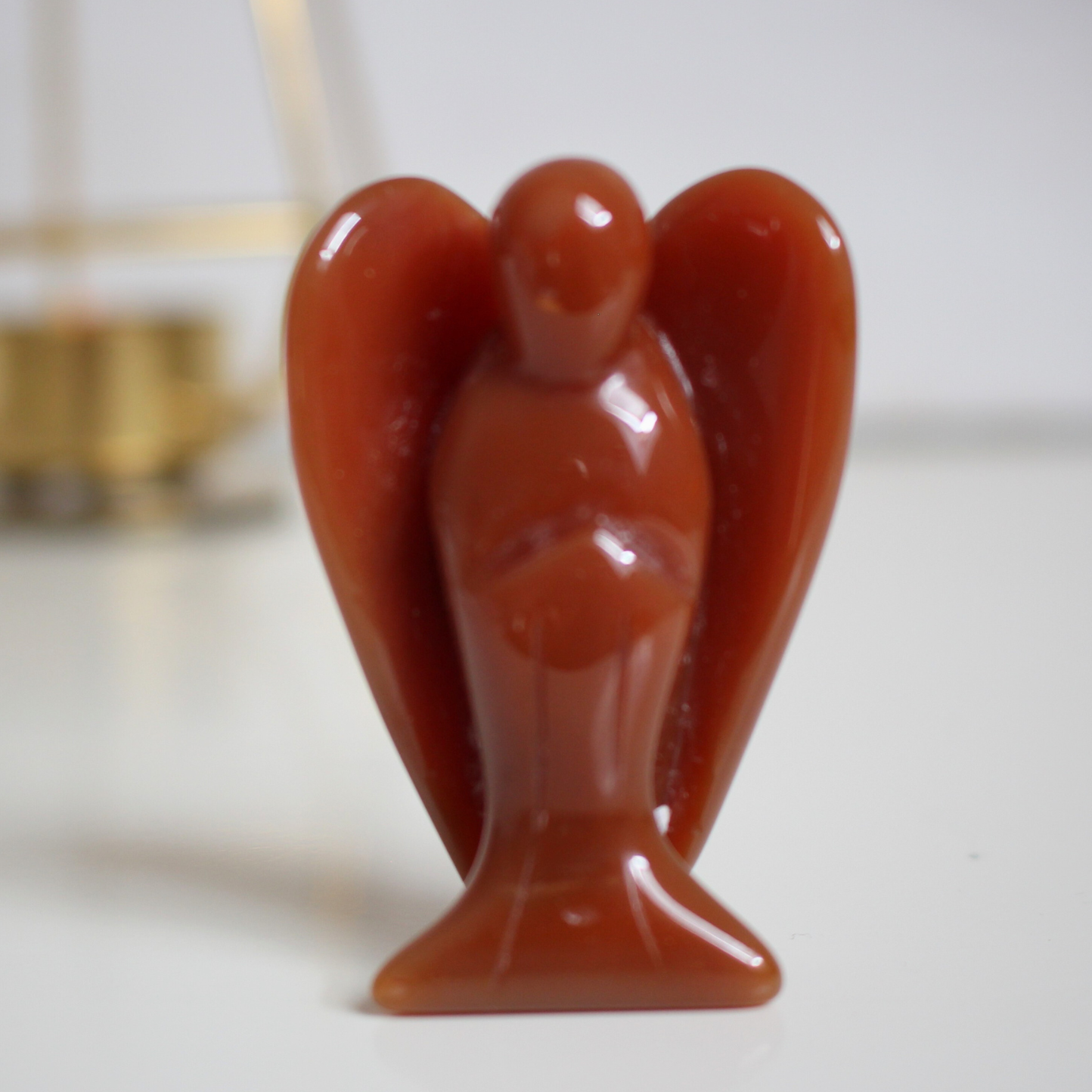 Sculpté dans une cornaline naturelle de qualité A+, cet ange de 5 cm incarne la chaleur, le courage et la vitalité. Sa teinte rouge orangée vibrante et sa forme douce en font une pièce précieuse à la fois symbolique et énergétique. Chaque ange est unique, façonné à la main à partir de cornaline naturelle, sans traitement. Idéal pour les rituels, la méditation ou comme objet de décoration spirituelle, cet ange favorise l’ancrage, la joie de vivre et la circulation de l’énergie vitale.