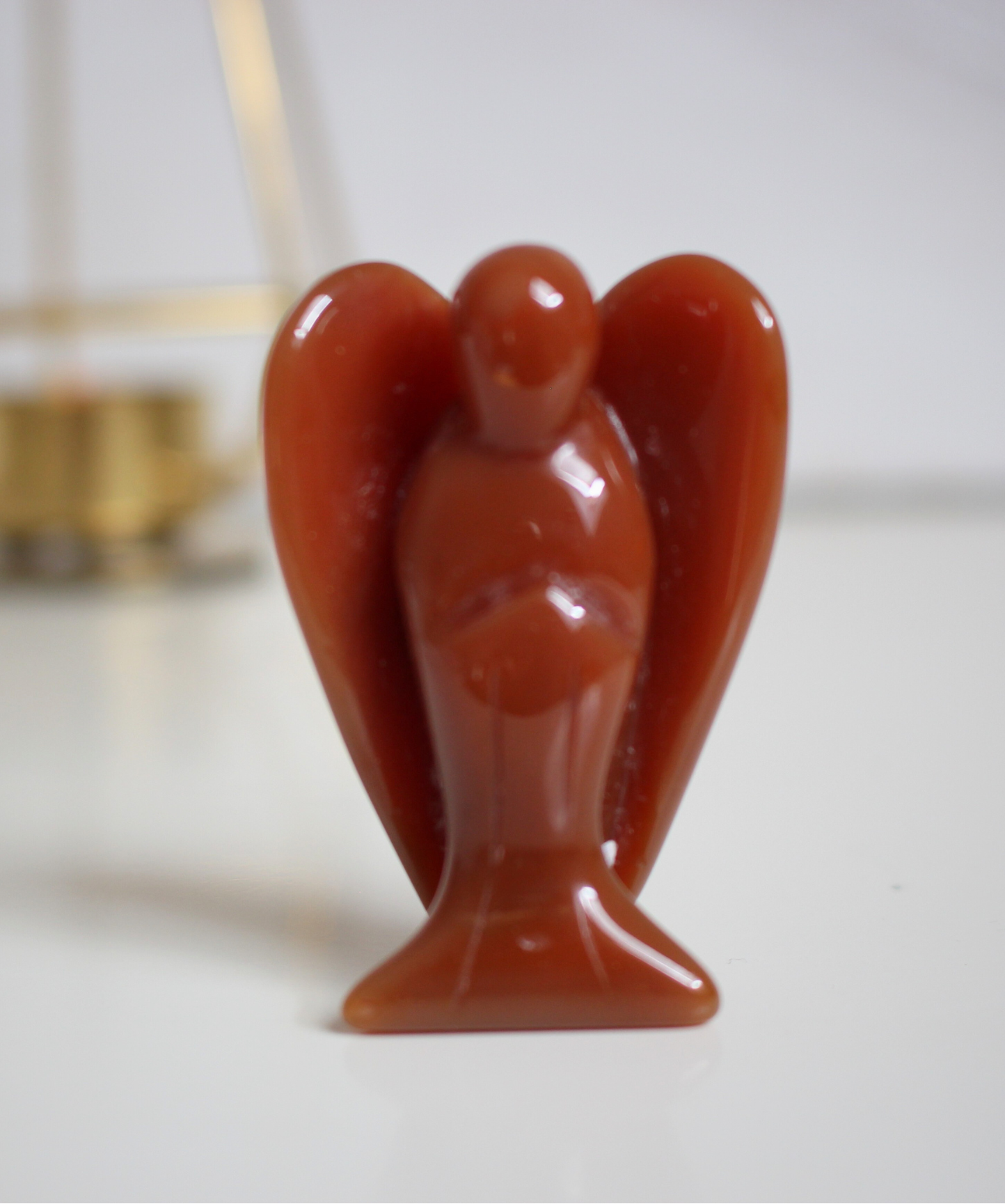 Sculpté dans une cornaline naturelle de qualité A+, cet ange de 5 cm incarne la chaleur, le courage et la vitalité. Sa teinte rouge orangée vibrante et sa forme douce en font une pièce précieuse à la fois symbolique et énergétique. Chaque ange est unique, façonné à la main à partir de cornaline naturelle, sans traitement. Idéal pour les rituels, la méditation ou comme objet de décoration spirituelle, cet ange favorise l’ancrage, la joie de vivre et la circulation de l’énergie vitale.