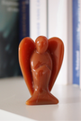 Sculpté dans une cornaline naturelle de qualité A+, cet ange de 5 cm incarne la chaleur, le courage et la vitalité. Sa teinte rouge orangée vibrante et sa forme douce en font une pièce précieuse à la fois symbolique et énergétique. Chaque ange est unique, façonné à la main à partir de cornaline naturelle, sans traitement. Idéal pour les rituels, la méditation ou comme objet de décoration spirituelle, cet ange favorise l’ancrage, la joie de vivre et la circulation de l’énergie vitale.