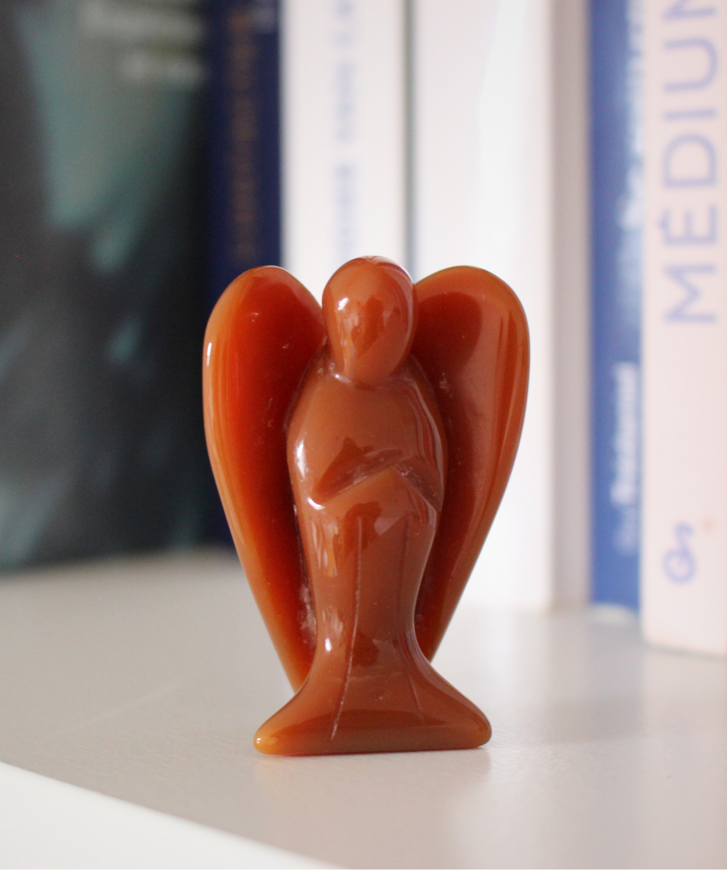 Sculpté dans une cornaline naturelle de qualité A+, cet ange de 5 cm incarne la chaleur, le courage et la vitalité. Sa teinte rouge orangée vibrante et sa forme douce en font une pièce précieuse à la fois symbolique et énergétique. Chaque ange est unique, façonné à la main à partir de cornaline naturelle, sans traitement. Idéal pour les rituels, la méditation ou comme objet de décoration spirituelle, cet ange favorise l’ancrage, la joie de vivre et la circulation de l’énergie vitale.