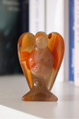 Sculpté dans une cornaline naturelle de qualité A+, cet ange de 5 cm incarne la chaleur, le courage et la vitalité. Sa teinte rouge orangée vibrante et sa forme douce en font une pièce précieuse à la fois symbolique et énergétique. Chaque ange est unique, façonné à la main à partir de cornaline naturelle, sans traitement. Idéal pour les rituels, la méditation ou comme objet de décoration spirituelle, cet ange favorise l’ancrage, la joie de vivre et la circulation de l’énergie vitale.