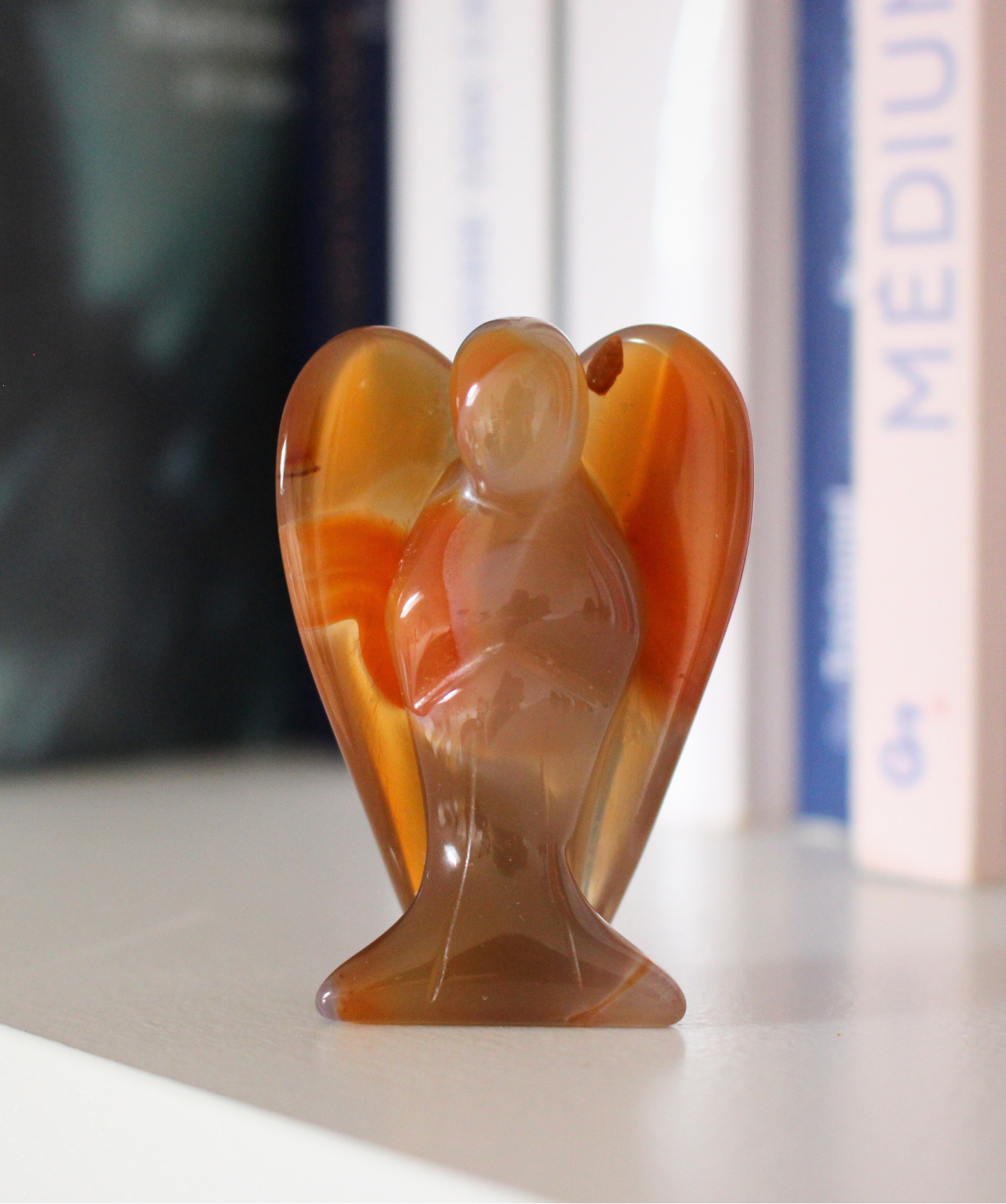 Sculpté dans une cornaline naturelle de qualité A+, cet ange de 5 cm incarne la chaleur, le courage et la vitalité. Sa teinte rouge orangée vibrante et sa forme douce en font une pièce précieuse à la fois symbolique et énergétique. Chaque ange est unique, façonné à la main à partir de cornaline naturelle, sans traitement. Idéal pour les rituels, la méditation ou comme objet de décoration spirituelle, cet ange favorise l’ancrage, la joie de vivre et la circulation de l’énergie vitale.
