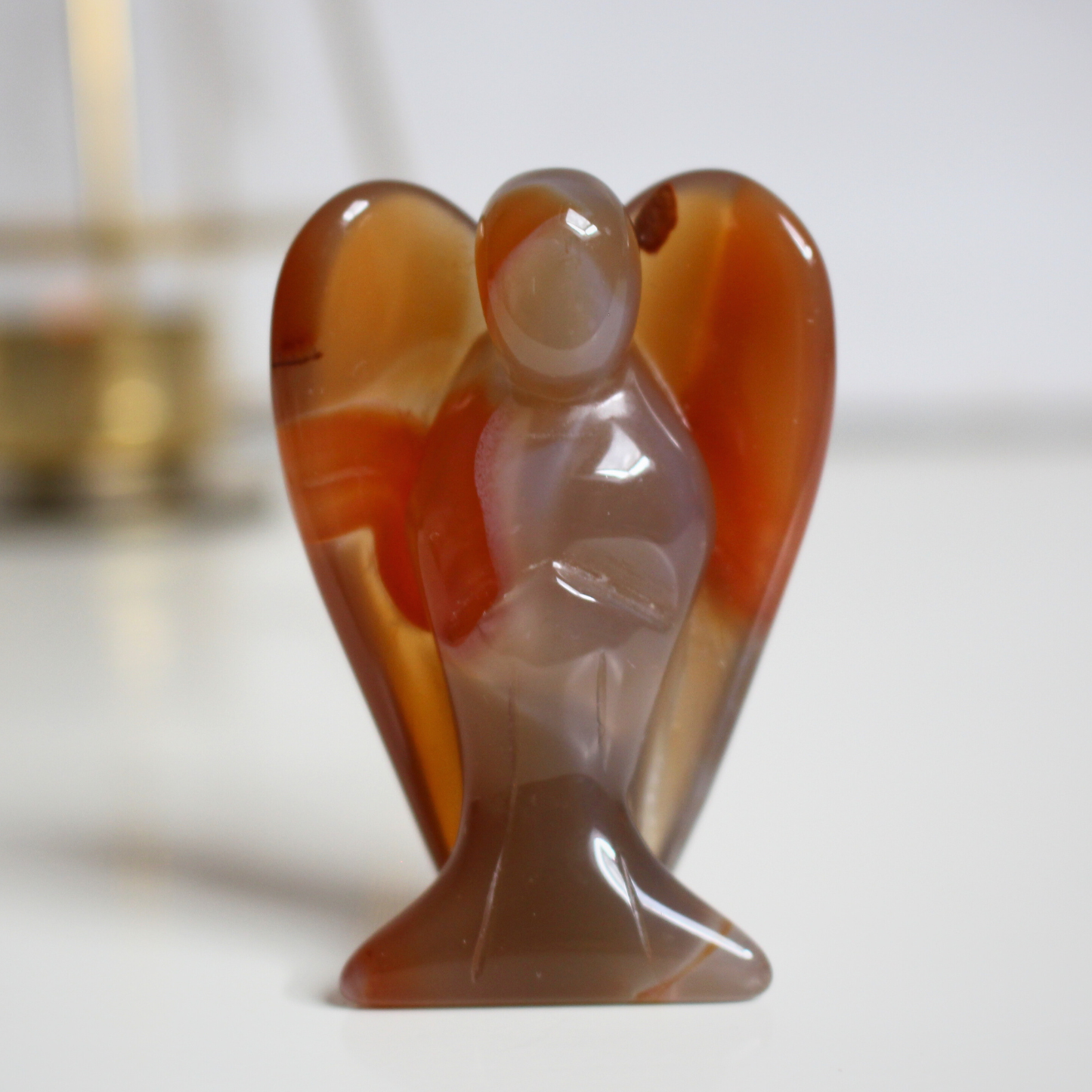 Sculpté dans une cornaline naturelle de qualité A+, cet ange de 5 cm incarne la chaleur, le courage et la vitalité. Sa teinte rouge orangée vibrante et sa forme douce en font une pièce précieuse à la fois symbolique et énergétique. Chaque ange est unique, façonné à la main à partir de cornaline naturelle, sans traitement. Idéal pour les rituels, la méditation ou comme objet de décoration spirituelle, cet ange favorise l’ancrage, la joie de vivre et la circulation de l’énergie vitale.