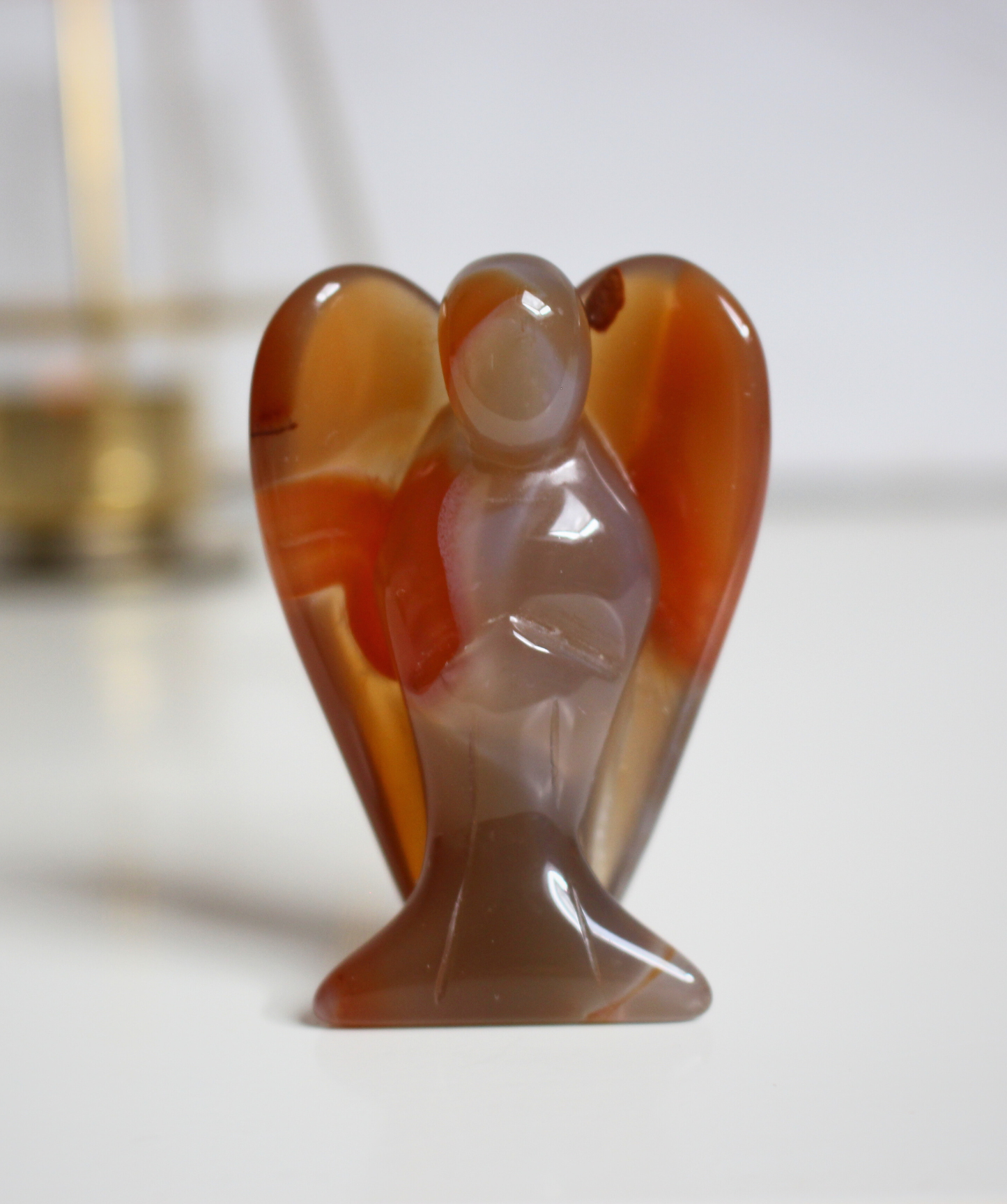 Sculpté dans une cornaline naturelle de qualité A+, cet ange de 5 cm incarne la chaleur, le courage et la vitalité. Sa teinte rouge orangée vibrante et sa forme douce en font une pièce précieuse à la fois symbolique et énergétique. Chaque ange est unique, façonné à la main à partir de cornaline naturelle, sans traitement. Idéal pour les rituels, la méditation ou comme objet de décoration spirituelle, cet ange favorise l’ancrage, la joie de vivre et la circulation de l’énergie vitale.