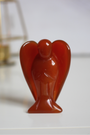Sculpté dans une cornaline naturelle de qualité A+, cet ange de 7,5 cms incarne la chaleur, le courage et la vitalité. Sa teinte rouge orangée vibrante et sa forme douce en font une pièce précieuse à la fois symbolique et énergétique. Chaque ange est unique, façonné à la main à partir de cornaline naturelle, sans traitement. Idéal pour les rituels, la méditation ou comme objet de décoration spirituelle, cet ange favorise l’ancrage, la joie de vivre et la circulation de l’énergie vitale.