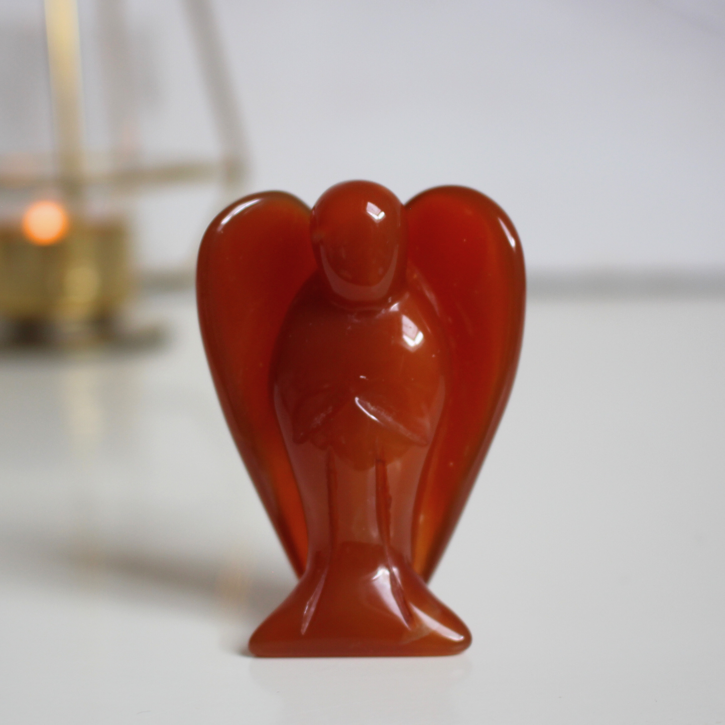 Sculpté dans une cornaline naturelle de qualité A+, cet ange de 7,5 cms incarne la chaleur, le courage et la vitalité. Sa teinte rouge orangée vibrante et sa forme douce en font une pièce précieuse à la fois symbolique et énergétique. Chaque ange est unique, façonné à la main à partir de cornaline naturelle, sans traitement. Idéal pour les rituels, la méditation ou comme objet de décoration spirituelle, cet ange favorise l’ancrage, la joie de vivre et la circulation de l’énergie vitale.