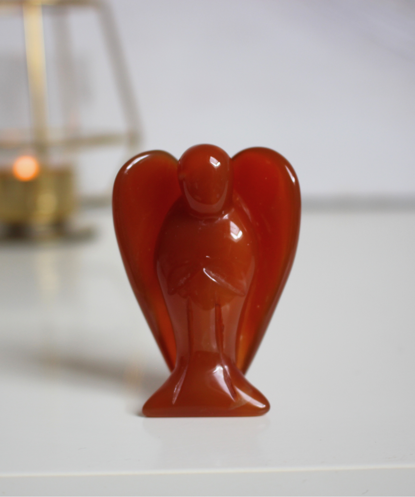 Sculpté dans une cornaline naturelle de qualité A+, cet ange de 7,5 cms incarne la chaleur, le courage et la vitalité. Sa teinte rouge orangée vibrante et sa forme douce en font une pièce précieuse à la fois symbolique et énergétique. Chaque ange est unique, façonné à la main à partir de cornaline naturelle, sans traitement. Idéal pour les rituels, la méditation ou comme objet de décoration spirituelle, cet ange favorise l’ancrage, la joie de vivre et la circulation de l’énergie vitale.