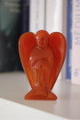 Sculpté dans une cornaline naturelle de qualité A+, cet ange de 7,5 cms incarne la chaleur, le courage et la vitalité. Sa teinte rouge orangée vibrante et sa forme douce en font une pièce précieuse à la fois symbolique et énergétique. Chaque ange est unique, façonné à la main à partir de cornaline naturelle, sans traitement. Idéal pour les rituels, la méditation ou comme objet de décoration spirituelle, cet ange favorise l’ancrage, la joie de vivre et la circulation de l’énergie vitale.