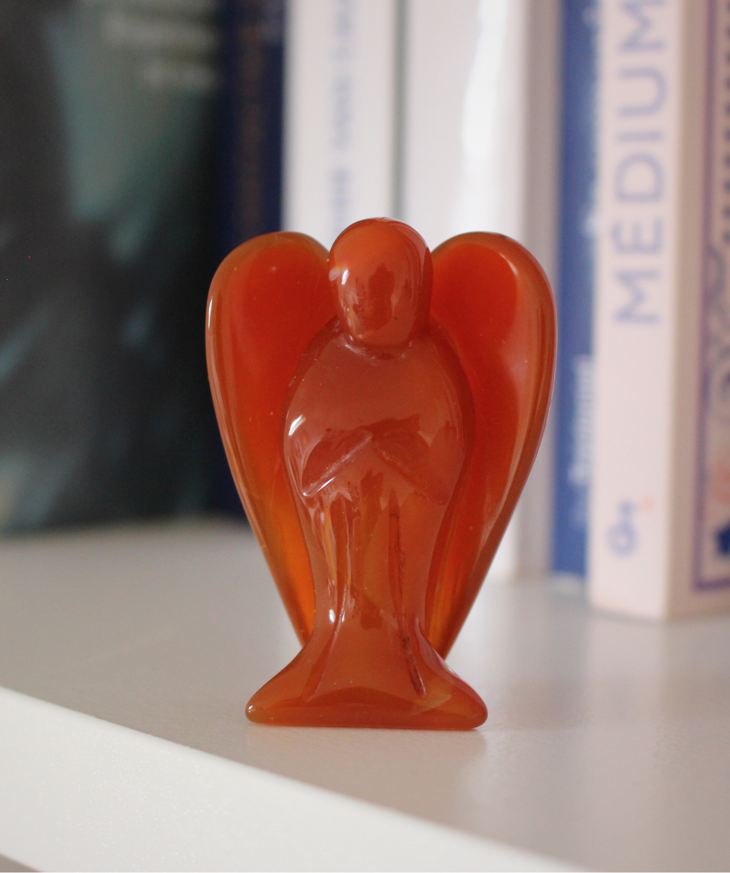 Sculpté dans une cornaline naturelle de qualité A+, cet ange de 7,5 cms incarne la chaleur, le courage et la vitalité. Sa teinte rouge orangée vibrante et sa forme douce en font une pièce précieuse à la fois symbolique et énergétique. Chaque ange est unique, façonné à la main à partir de cornaline naturelle, sans traitement. Idéal pour les rituels, la méditation ou comme objet de décoration spirituelle, cet ange favorise l’ancrage, la joie de vivre et la circulation de l’énergie vitale.