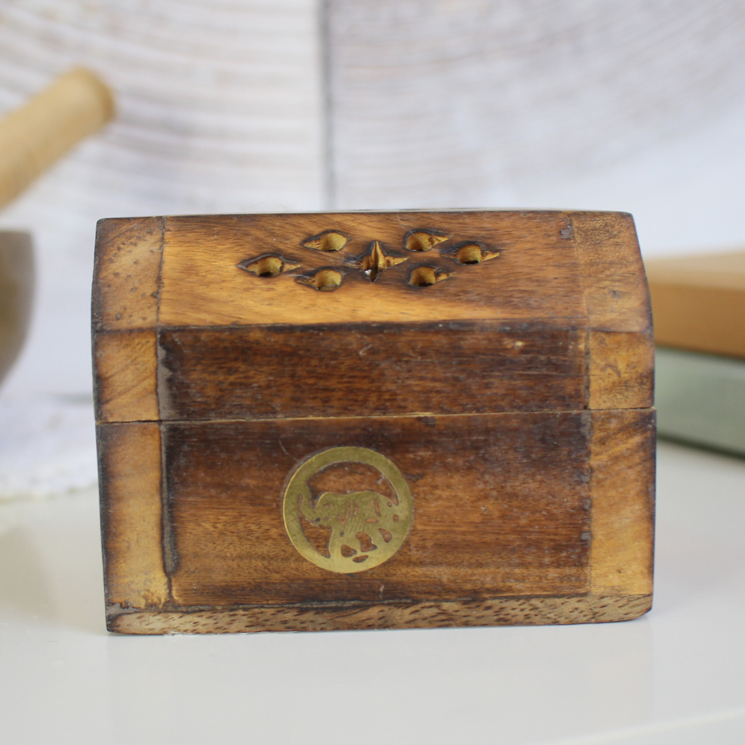 Apportez une touche artisanale et spirituelle à vos rituels avec cette boîte porte-encens en bois de manguier, décorée d’un motif éléphant symbolisant la sagesse, la force et la protection. Conçue pour accueillir vos cônes d’encens.