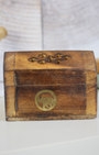Apportez une touche artisanale et spirituelle à vos rituels avec cette boîte porte-encens en bois de manguier, décorée d’un motif éléphant symbolisant la sagesse, la force et la protection. Conçue pour accueillir vos cônes d’encens.