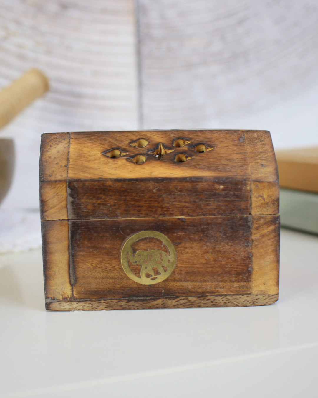 Apportez une touche artisanale et spirituelle à vos rituels avec cette boîte porte-encens en bois de manguier, décorée d’un motif éléphant symbolisant la sagesse, la force et la protection. Conçue pour accueillir vos cônes d’encens.