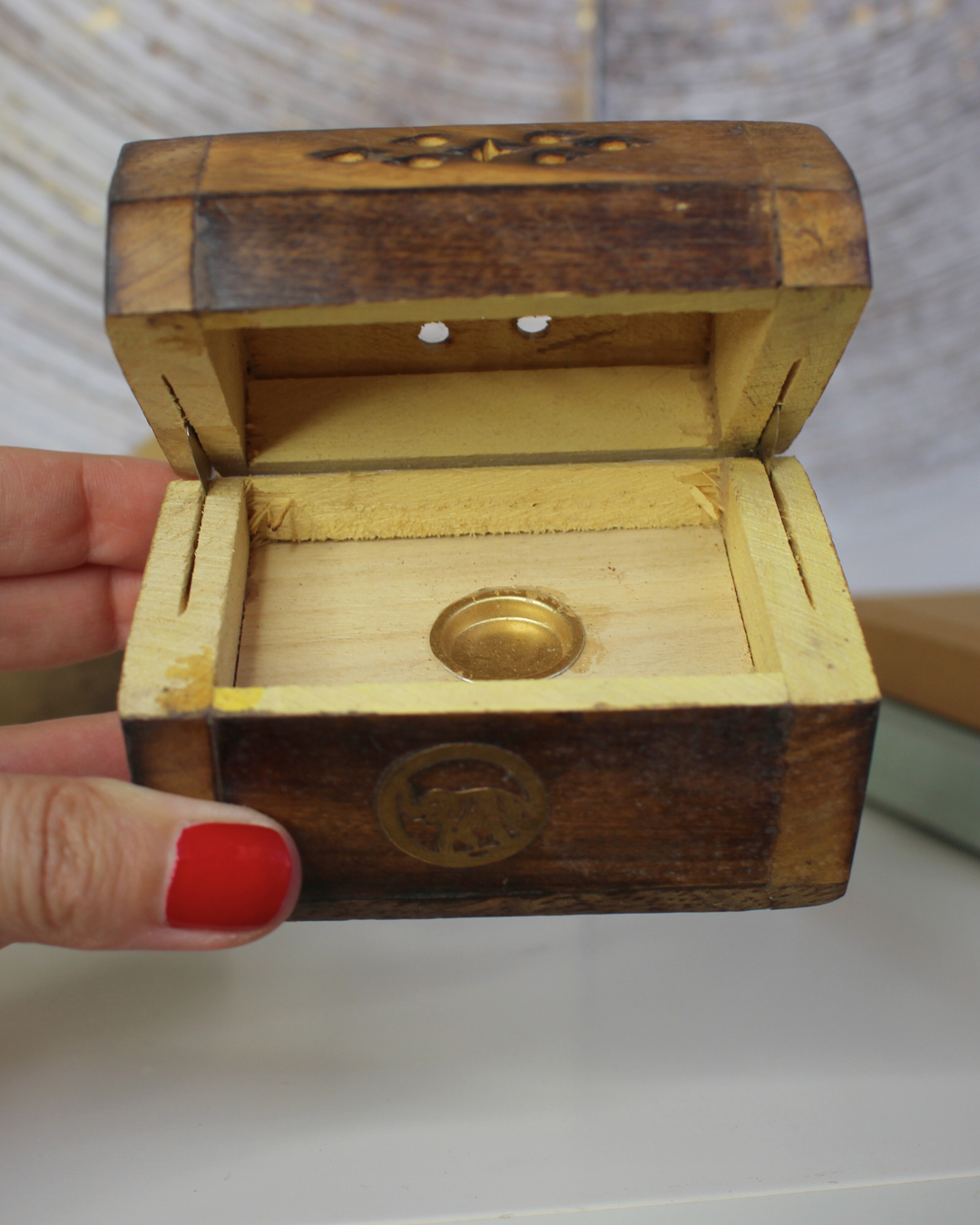 Apportez une touche artisanale et spirituelle à vos rituels avec cette boîte porte-encens en bois de manguier, décorée d’un motif éléphant symbolisant la sagesse, la force et la protection. Conçue pour accueillir vos cônes d’encens.

