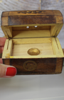 Apportez une touche artisanale et spirituelle à vos rituels avec cette boîte porte-encens en bois de manguier, décorée d’un motif éléphant symbolisant la sagesse, la force et la protection. Conçue pour accueillir vos cônes d’encens.

