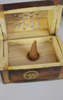 Apportez une touche artisanale et spirituelle à vos rituels avec cette boîte porte-encens en bois de manguier, décorée d’un motif éléphant symbolisant la sagesse, la force et la protection. Conçue pour accueillir vos cônes d’encens.