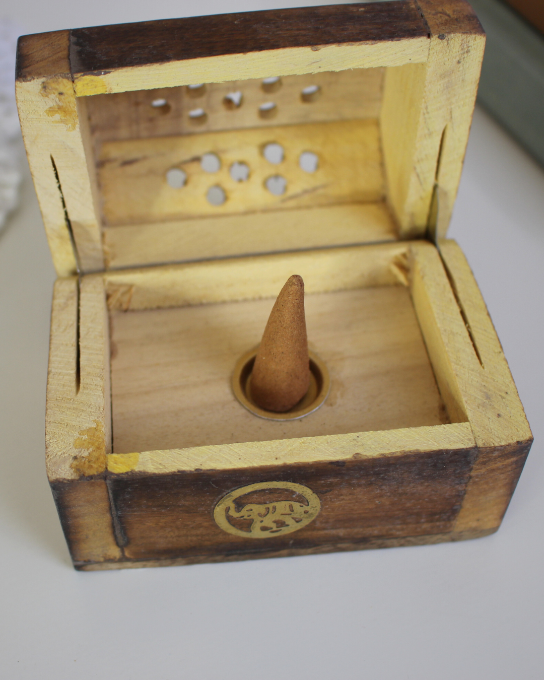 Apportez une touche artisanale et spirituelle à vos rituels avec cette boîte porte-encens en bois de manguier, décorée d’un motif éléphant symbolisant la sagesse, la force et la protection. Conçue pour accueillir vos cônes d’encens.