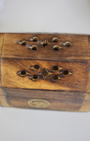 Apportez une touche artisanale et spirituelle à vos rituels avec cette boîte porte-encens en bois de manguier, décorée d’un motif éléphant symbolisant la sagesse, la force et la protection. Conçue pour accueillir vos cônes d’encens.
